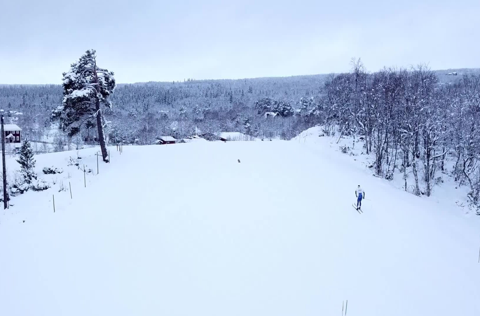 Skibakke i vinterlandskab