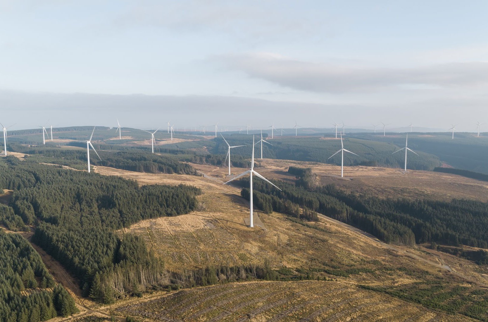 Drönarbild på landbaserede vindmøllepark Pen y Cymoedd i UK