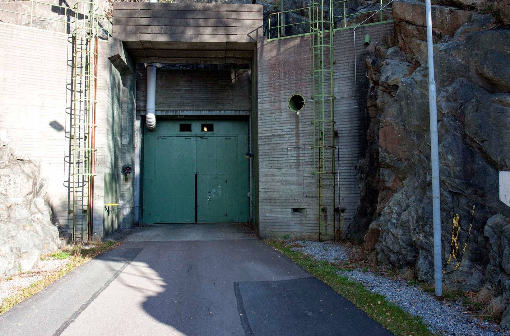 Hovedindgangen til kraftværket i Stenungsund er udstyret med en tyk stålport