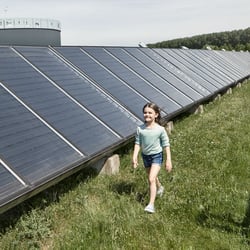 En pige i en solcellepark