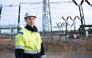 En mandlig medarbejder på vandkraftværket Harsprånget i Sverige