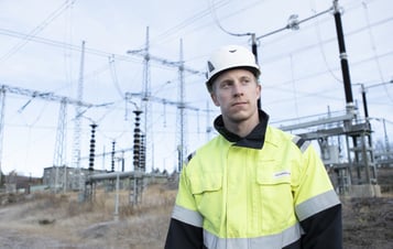 Mandlig medarbejder foran elledninger