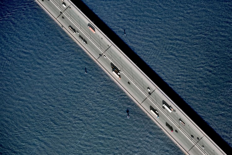 Biler på en bro set ovenfra