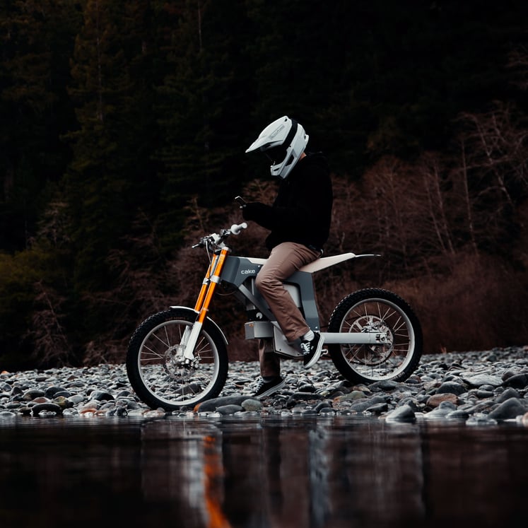 En Cake-motorcyklist ved en sø