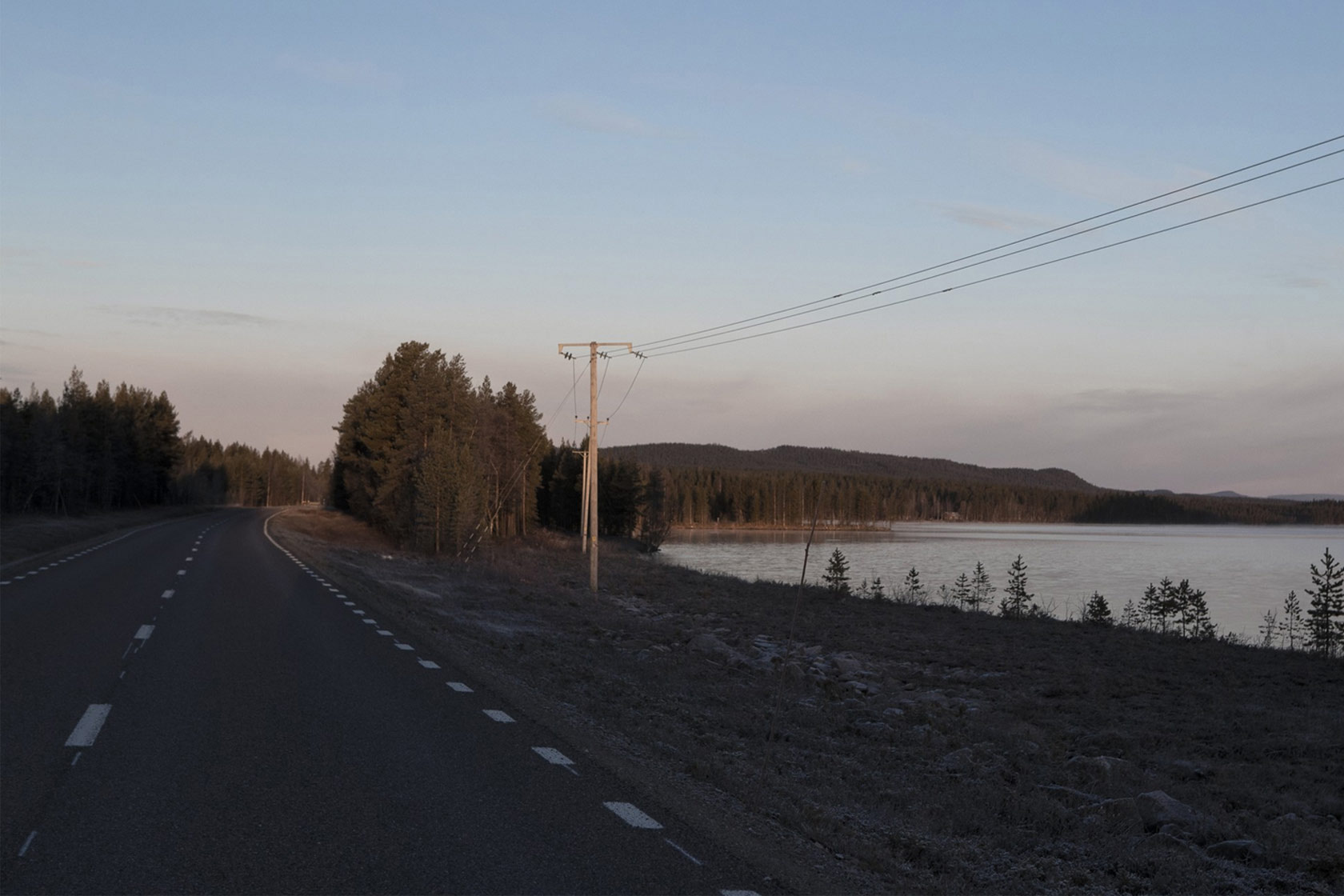 Kraftledning langs en vej i det nordlige Sverige