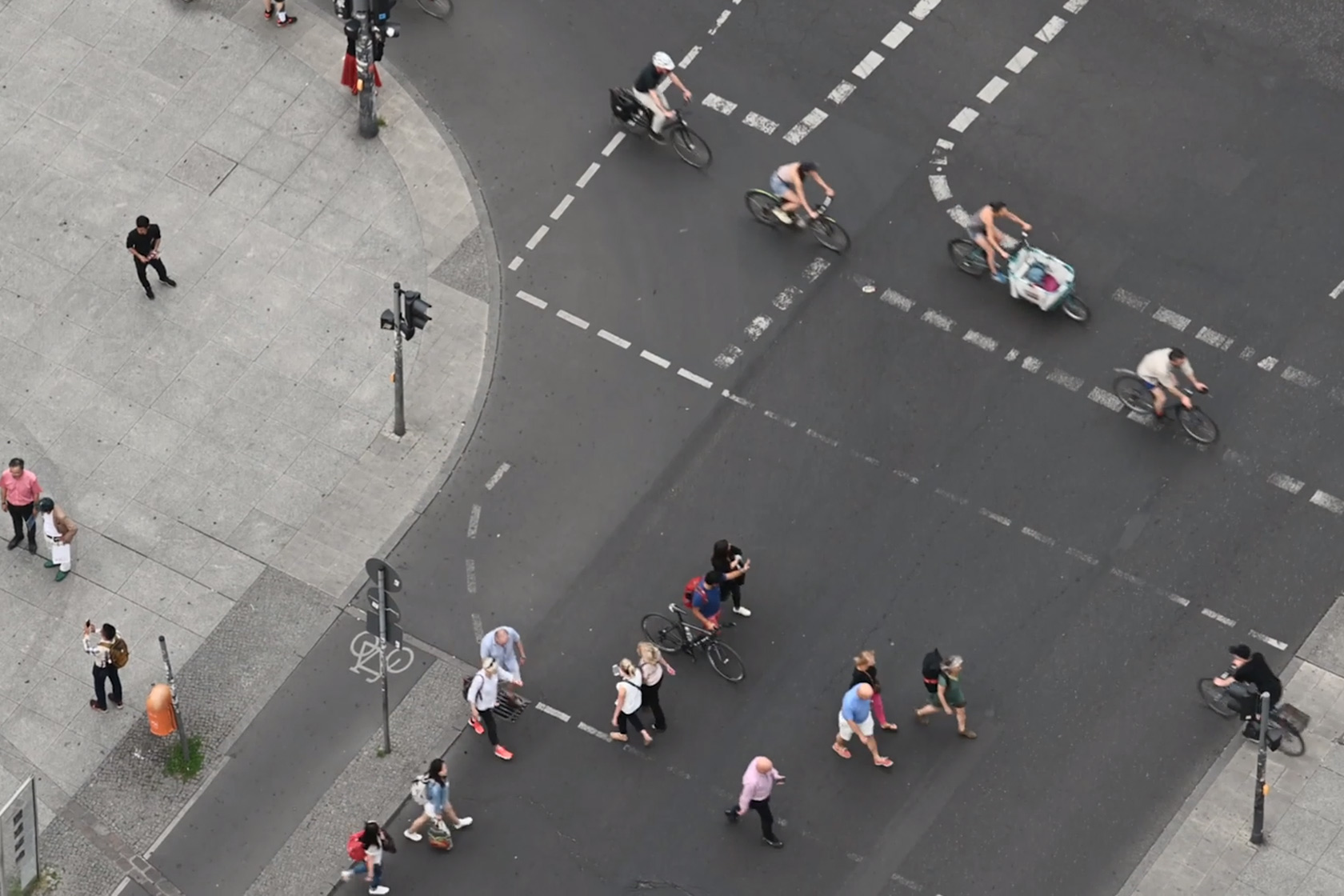 Cyklister og fodgængere i et vejkryds