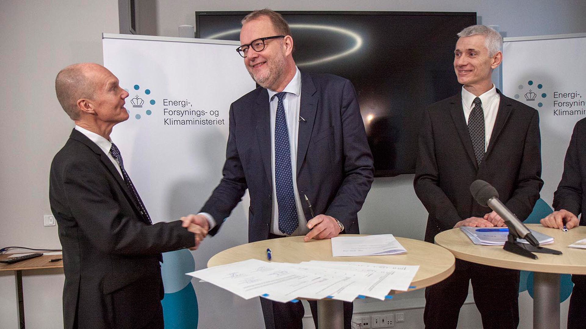 Energi-, forsynings- og klimaminister Lars Chr. Lilleholt lykønsker Vattenfalls danske Country Manager Ole Bigum Nielsen