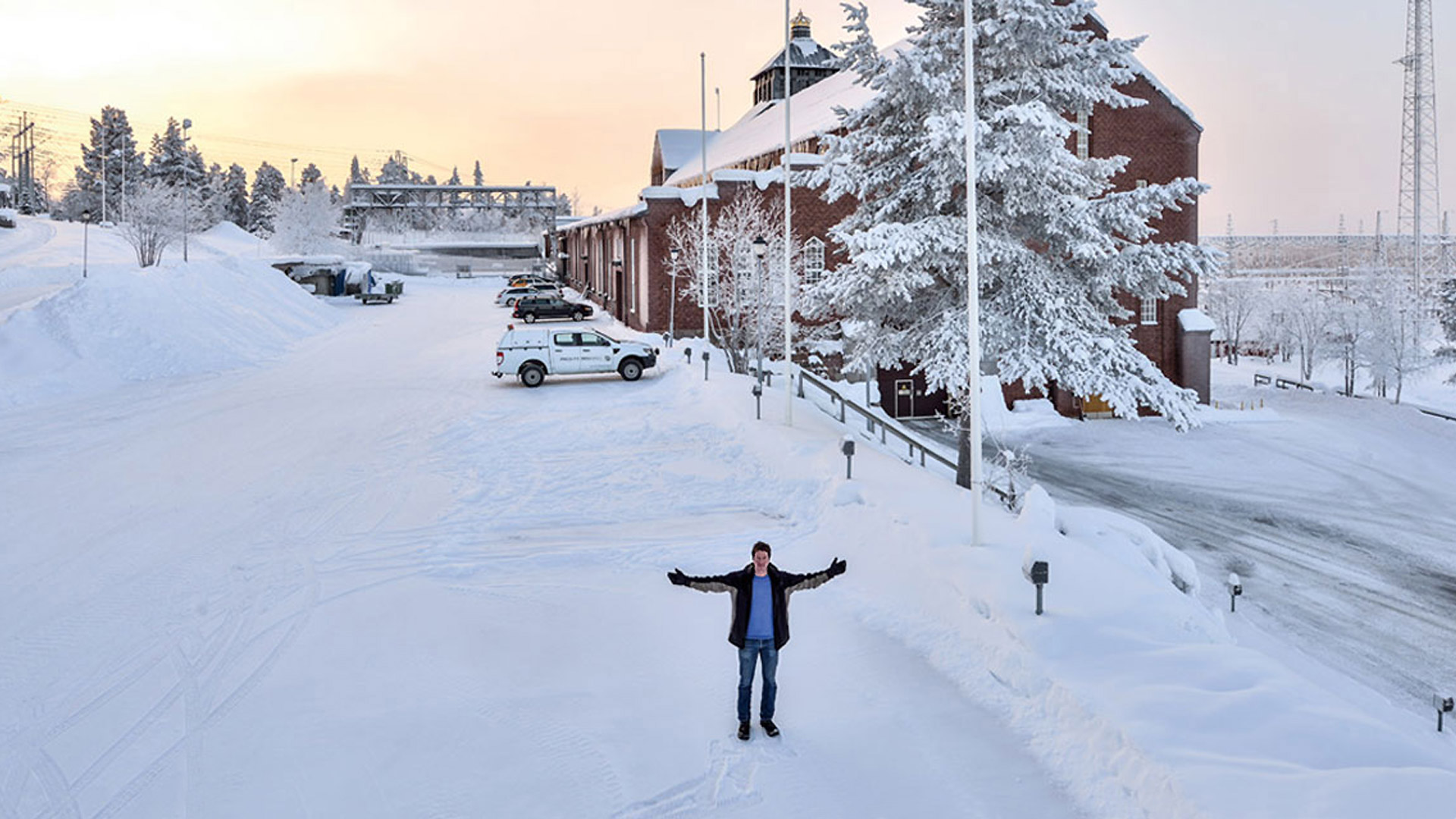 Lennart Menzlin udenfor en af de historiske kraftværksbygninger i Porjus