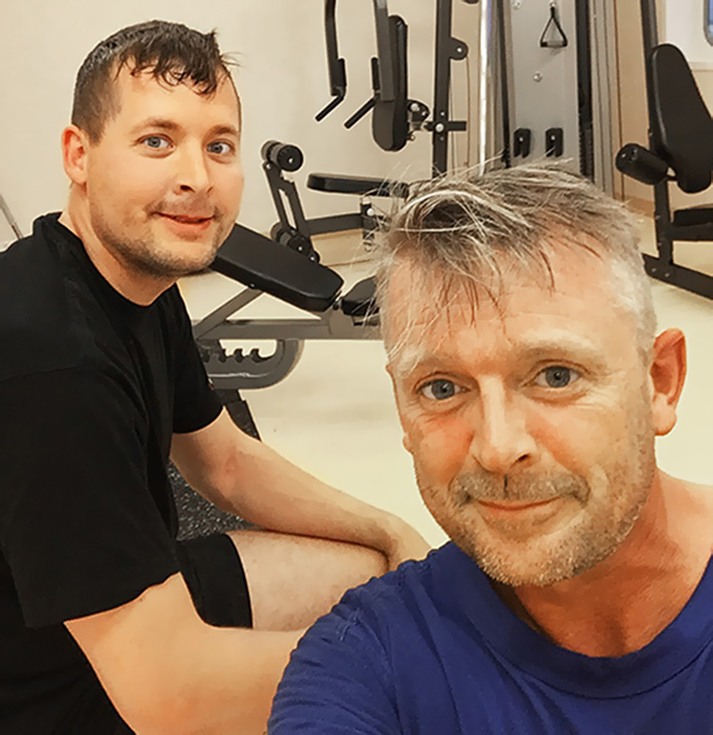 To medarbejdere træner i DanTysks træningscenter