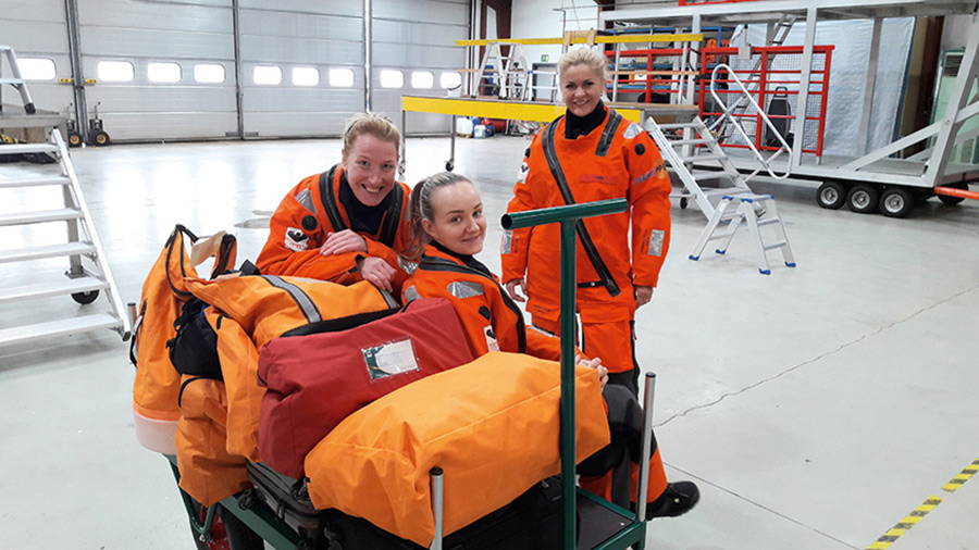 Tre medarbejder før takeoff ved helikopterterminalen i Esbjerg
