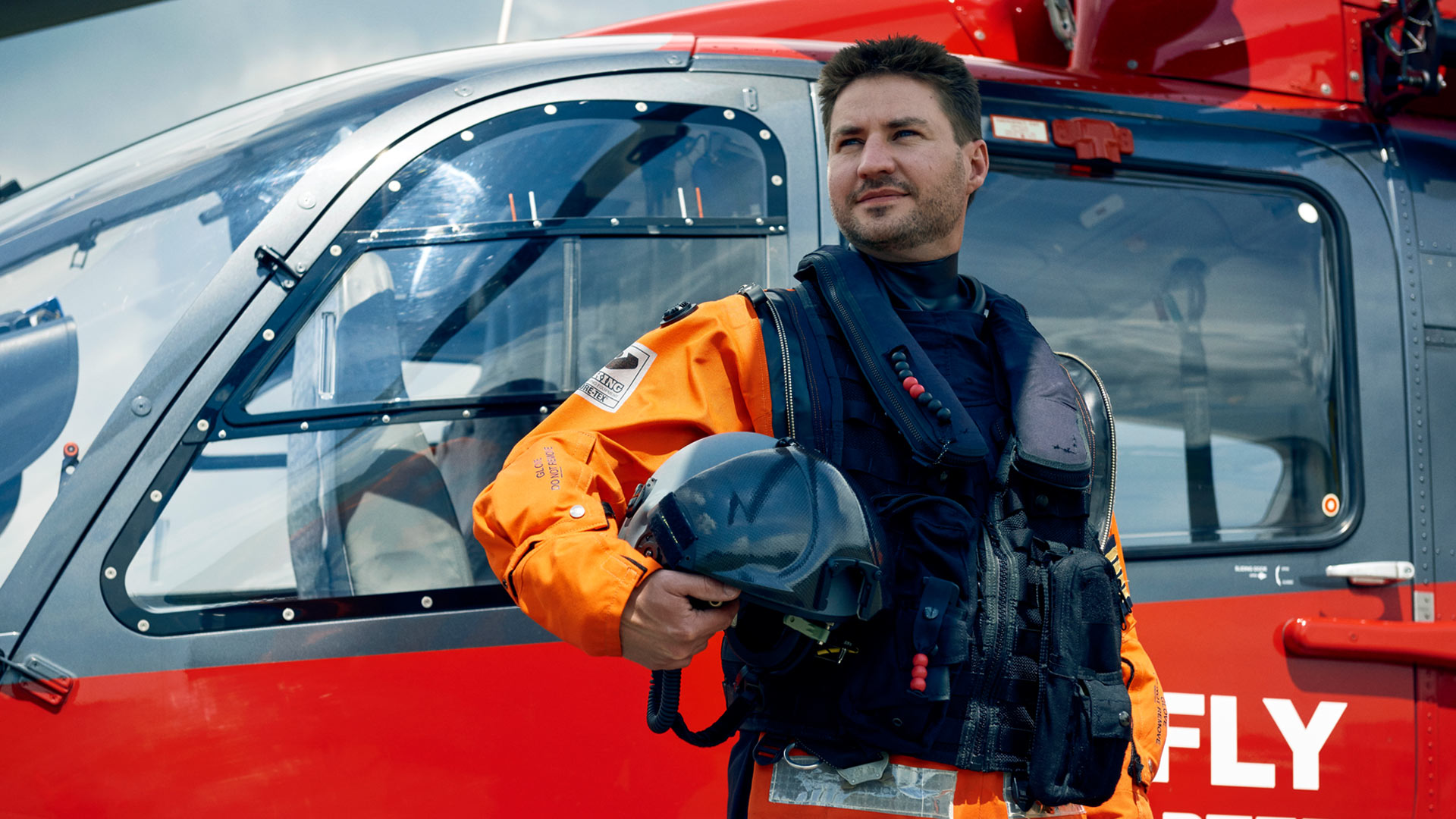 Pilot Martin Knudsen foran sin 40 mio. kroner dyre helikopter