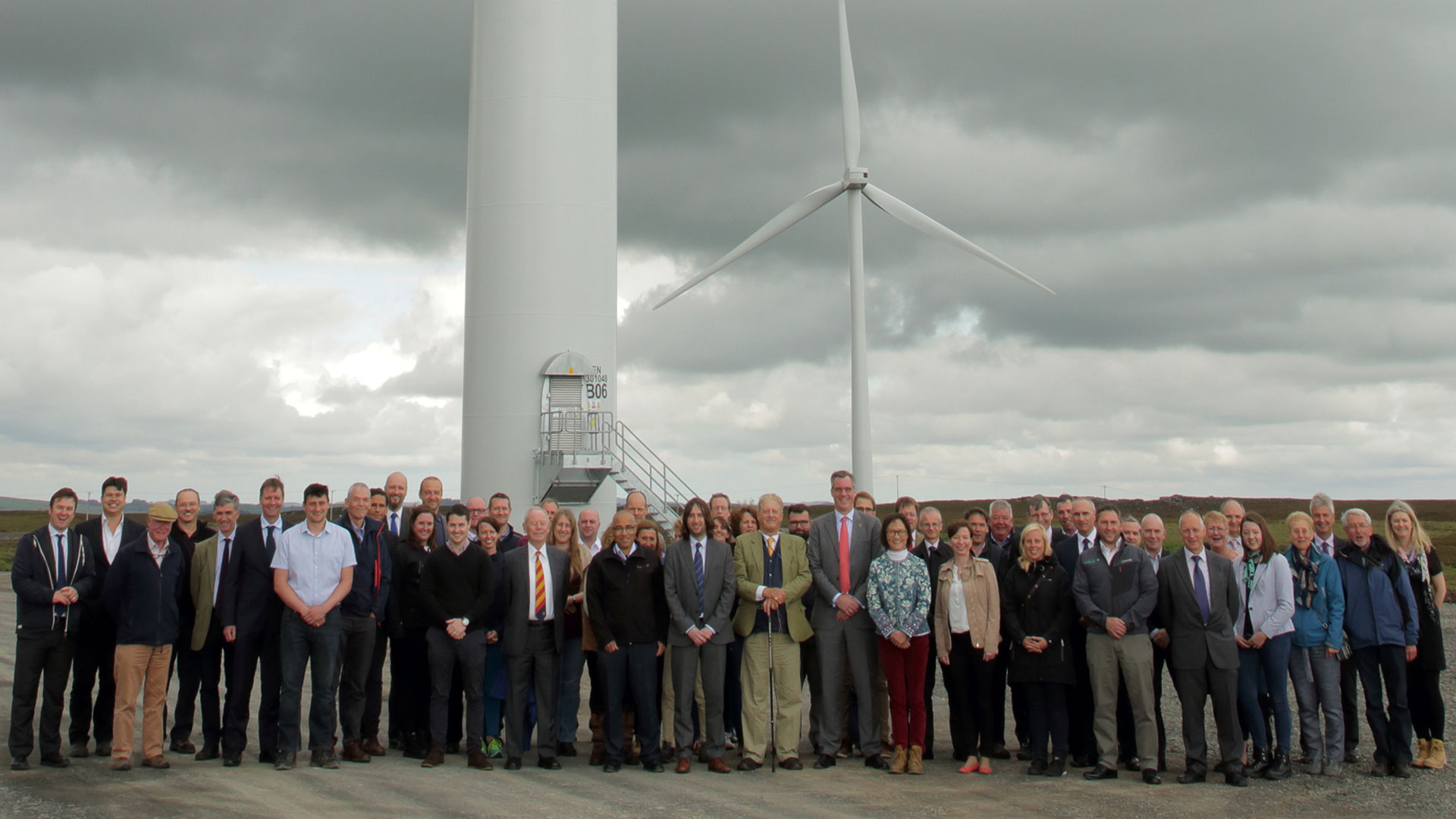 Alle gæsterne ved indvielsen af Ray Wind Farm samlet under en af de 16 vindmøller