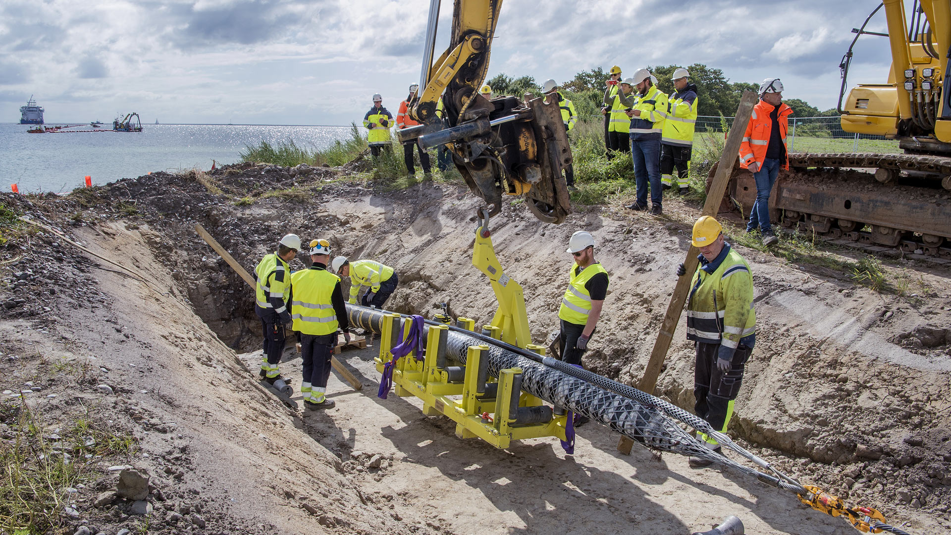 Det 25 centimeter tykke søkabel er netop trukket i land. Foto: Energinet