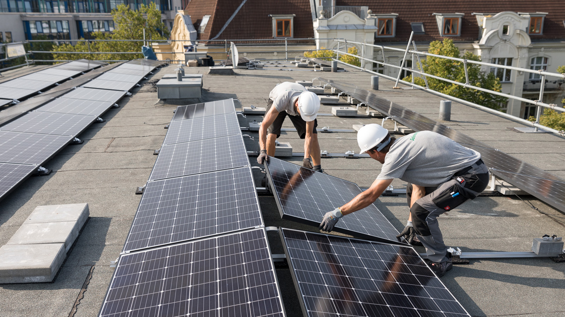 Montering af solpaneler. Foto: Markus Altmann