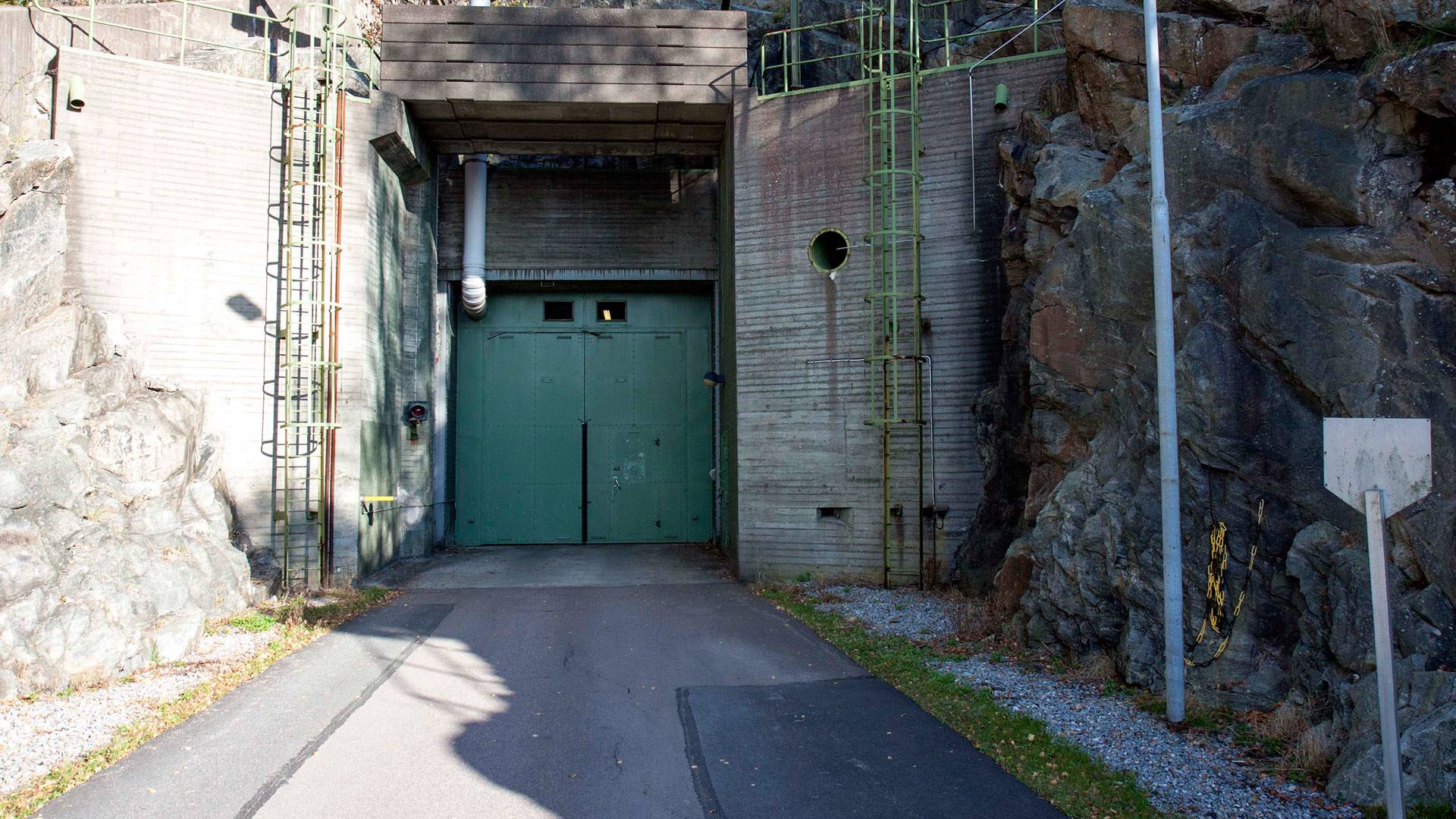 Hovedindgangen til kraftværket i Stenungsund er udstyret med en tyk stålport