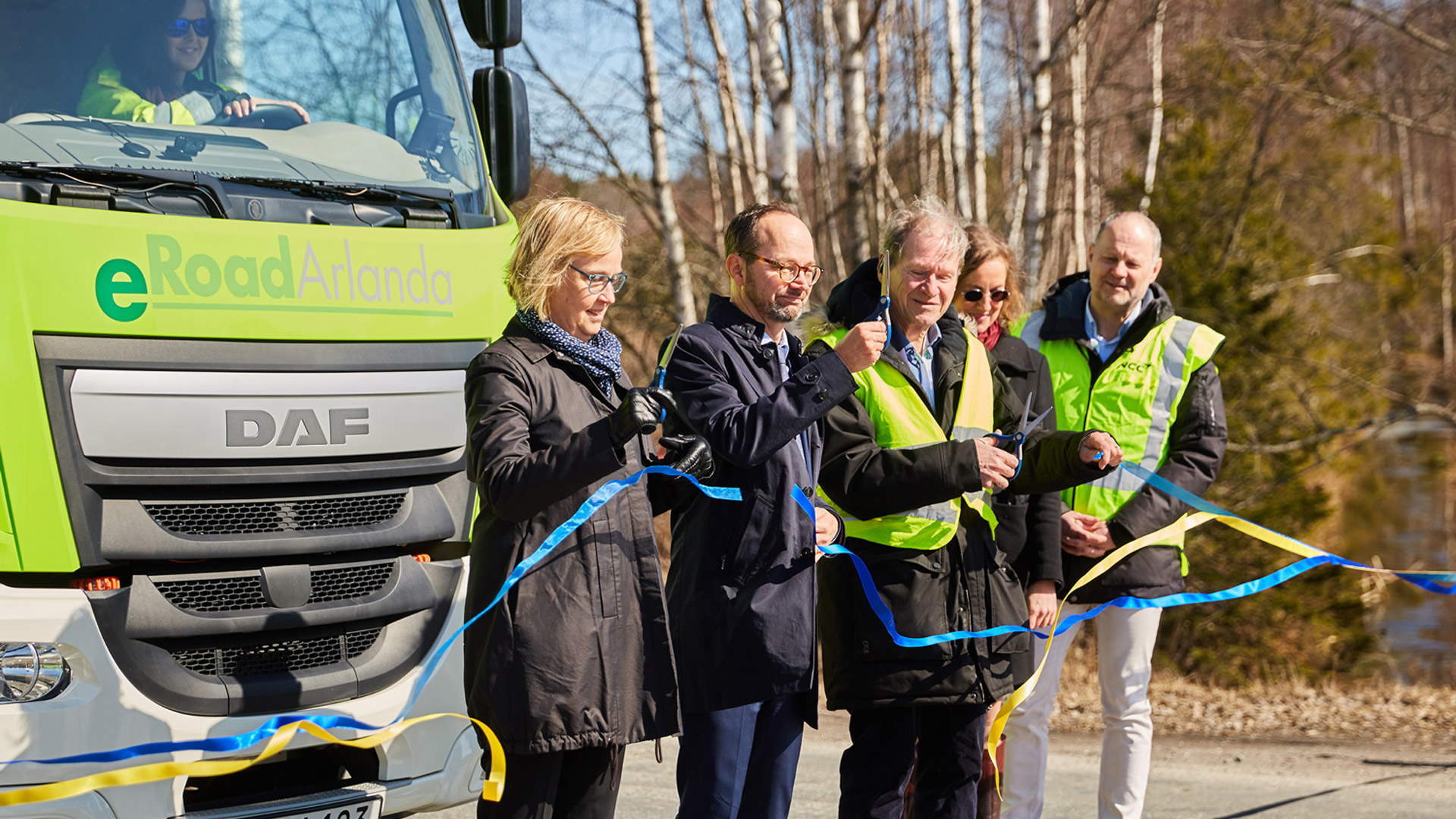 Den svenske trafikstyrelses generaldirektør, Lena Erixon, infrastrukturminister Tomas Eneroth og elskinnens opfinder, Gunnar Asplund, indvier elvejen eRoadArlanda.