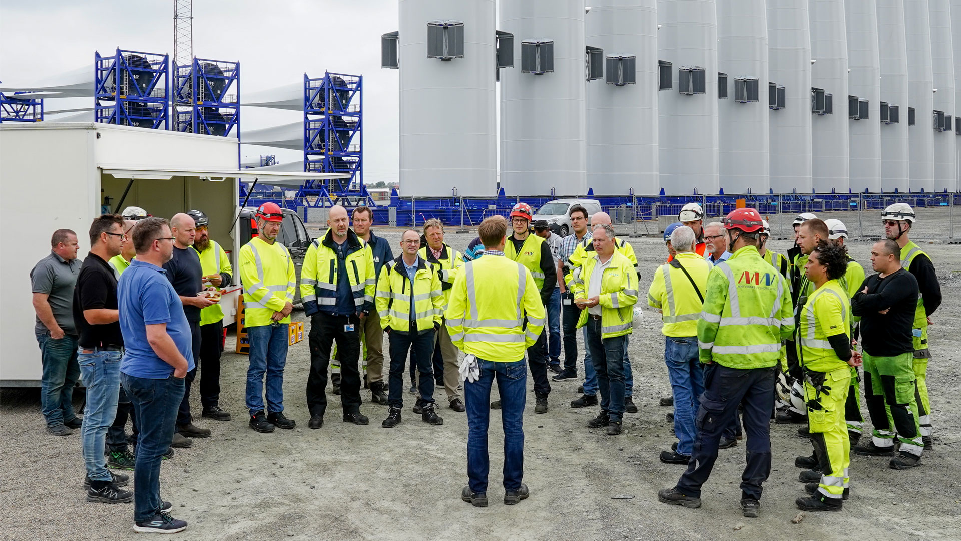 WTG Installation Engineer Armin Braatz taler til medarbejderne. Foto: Poul Steen Nordhagen