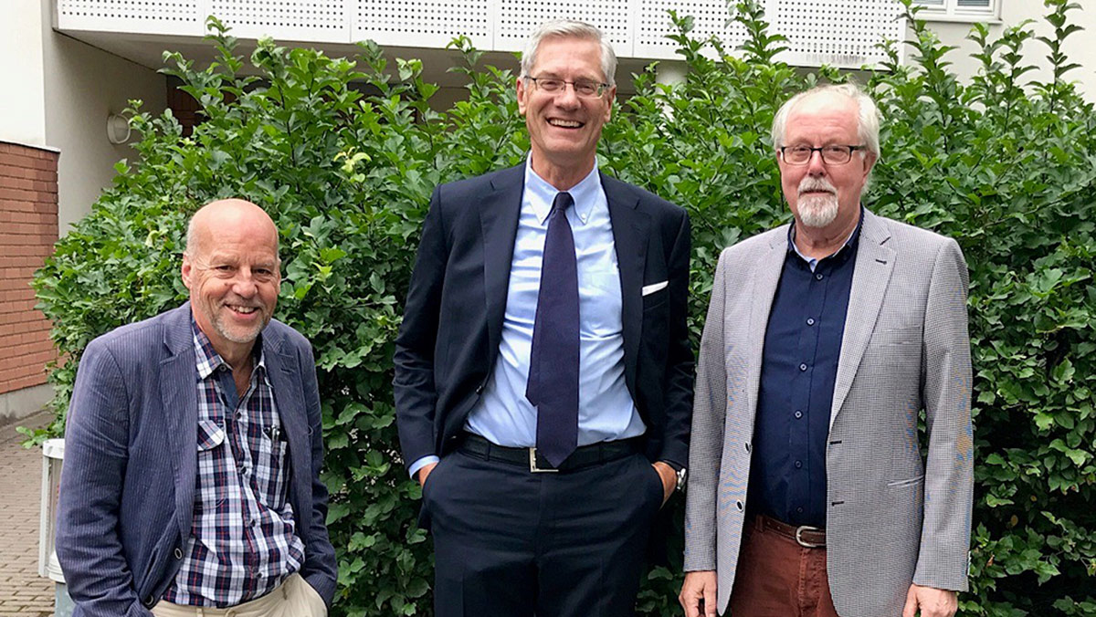 Lennart Jonsson og Lars Samuelsson fra boligforeningen Haga i Solna på hver sin side af Vattenfalls administrerende direktør Magnus Hall