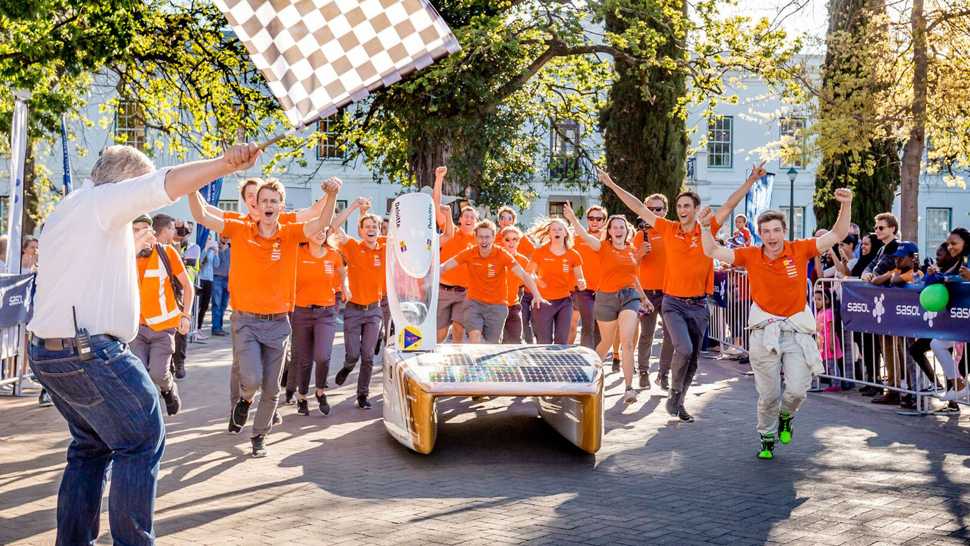 Medlemmerne i Nuon Solar Team fejrer sejren i racerløbet for solcellebiler