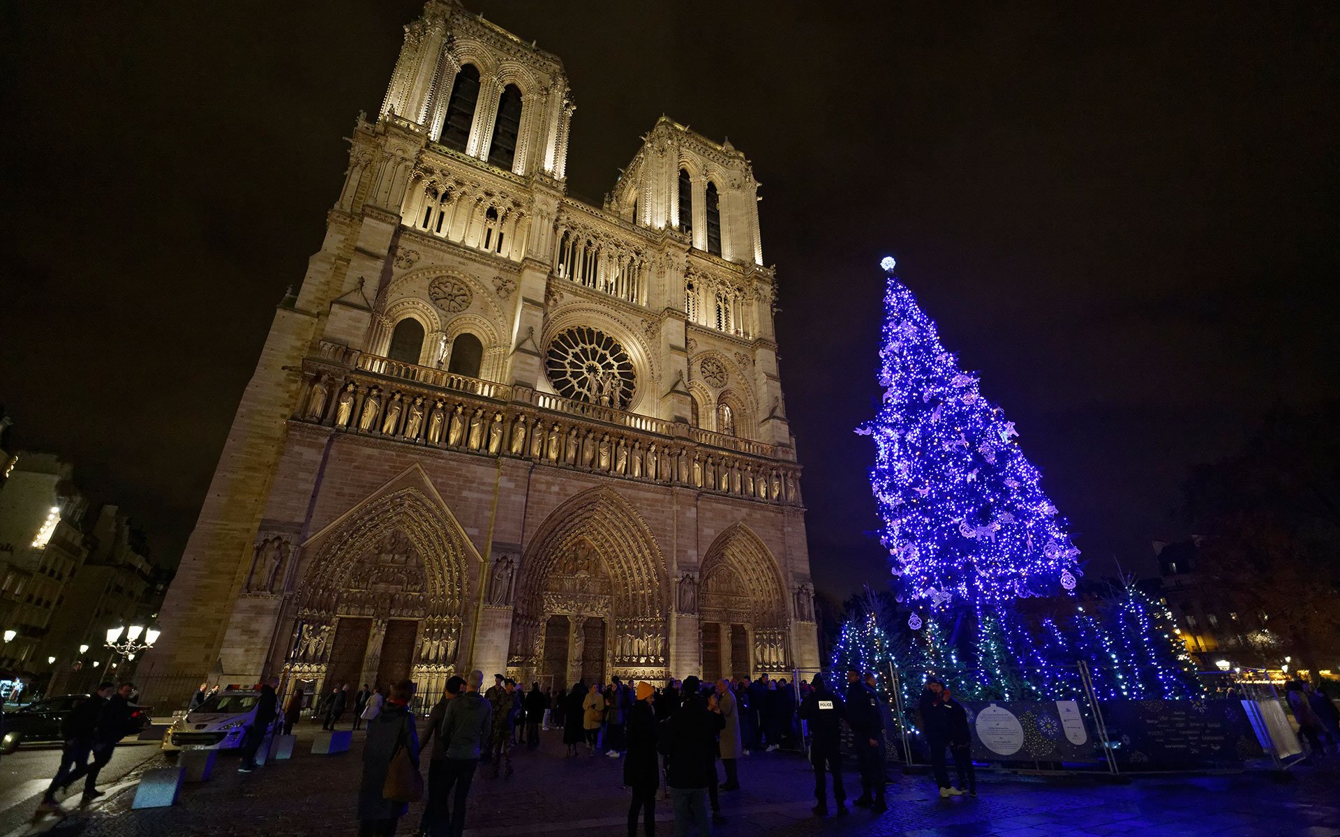 Et blågult juletræ fra Vattenfall foran Notre Dame-domkirken