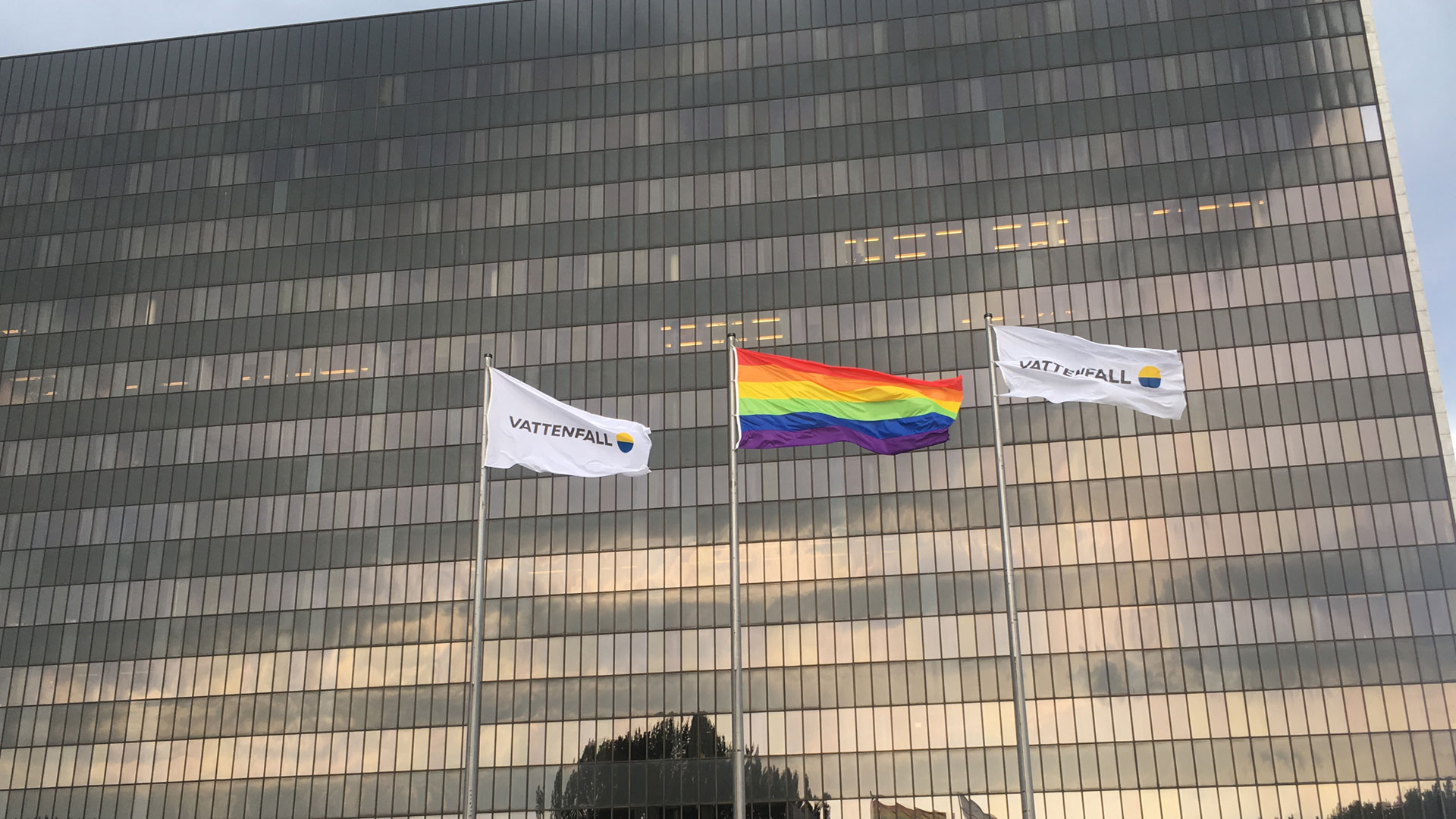 Regnbueflaget ved Vattenfalls hovedkontor i Hamborg