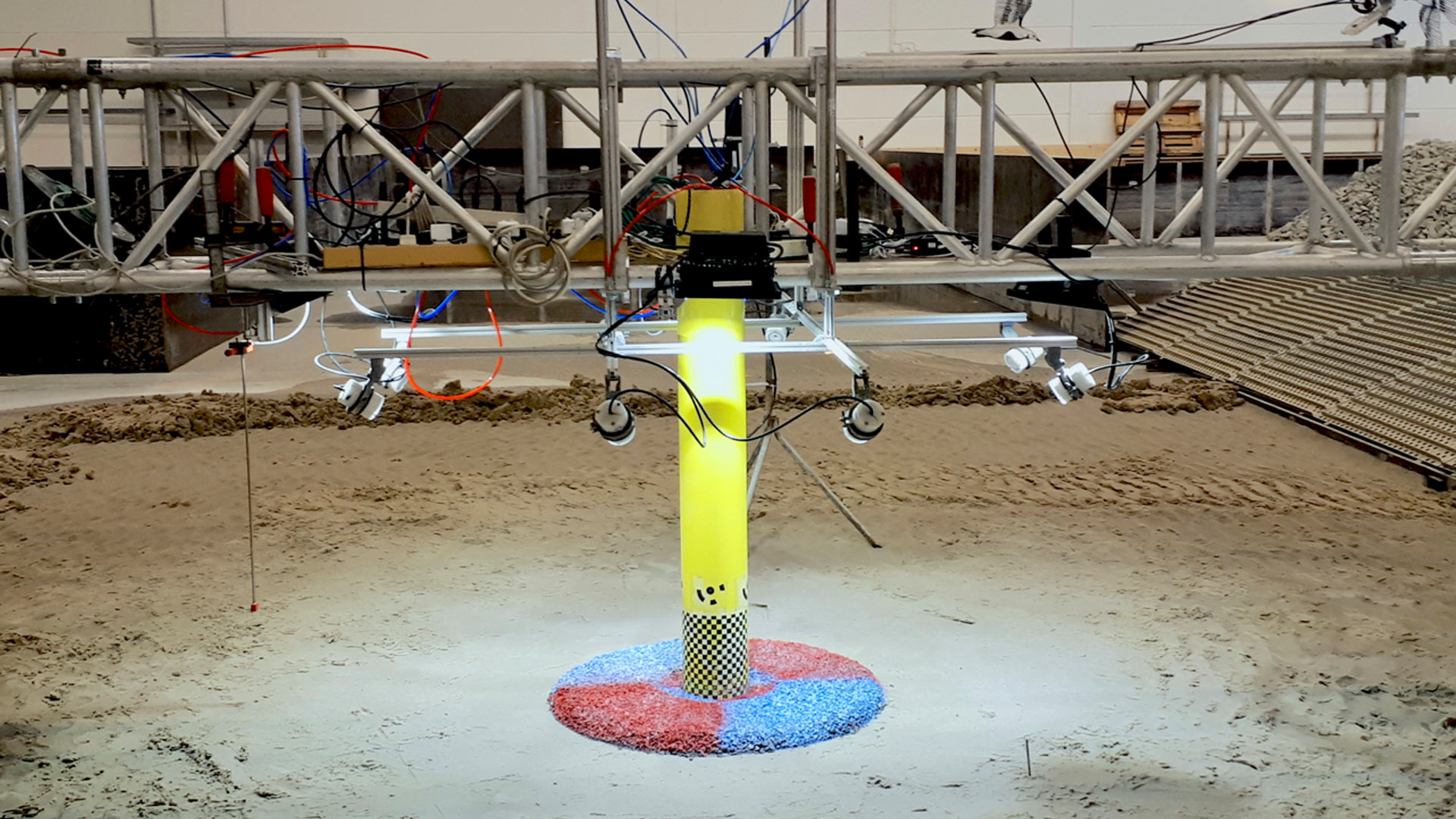 Scour Protection testes i miniformat på en sandbund. Foto: Victoria Gómez Ruiz