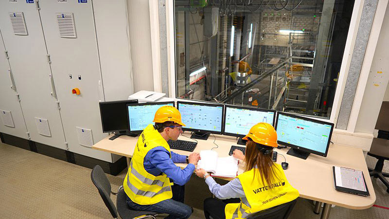 To medarbejdere i det nye power-to-heat-anlæg i Hamborg