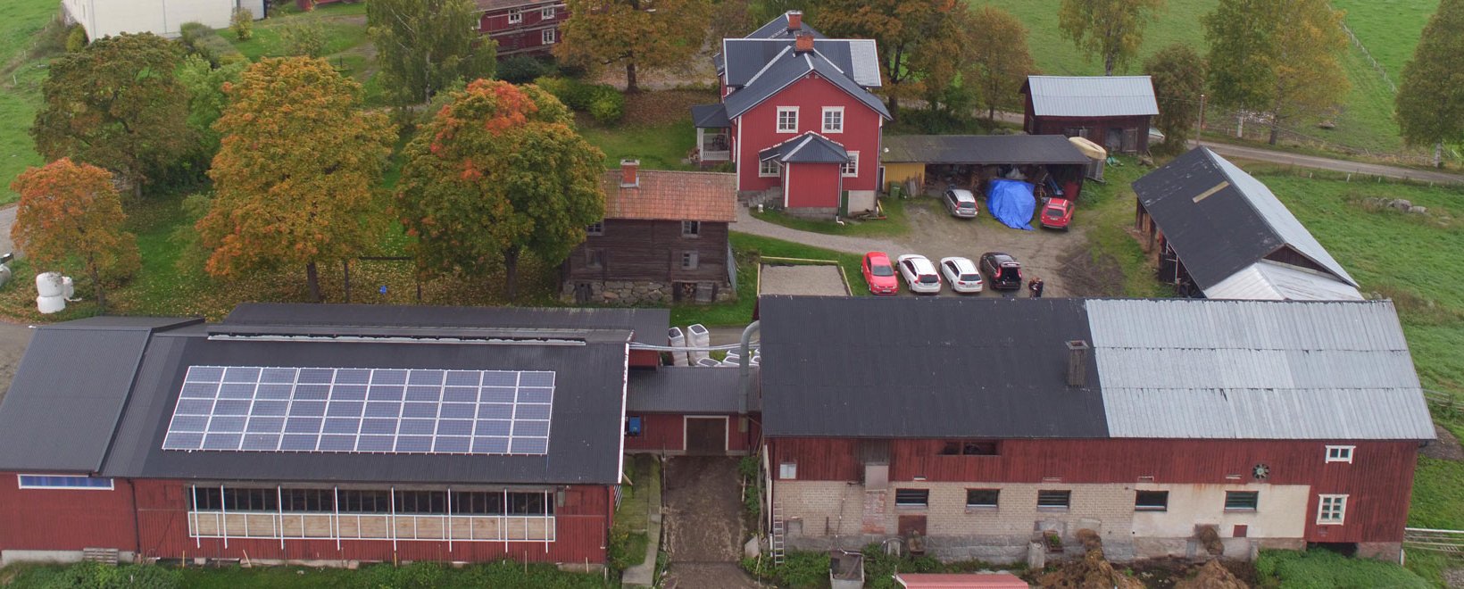 Vattenfallin kokeiluhankkeessa varastoidaan aurinkoenergiaa navetan katolta.