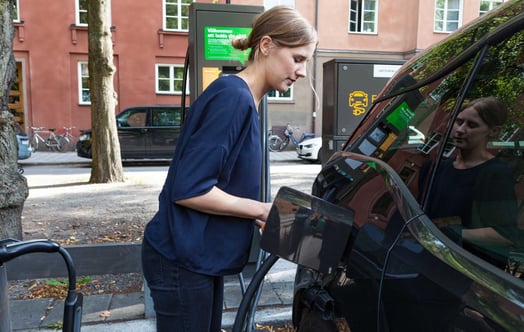 Nainen sähköauton latauspisteellä. Valokuvaaja: Maria Cruseman