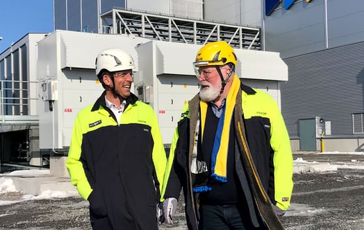 Andreas Regnell, Vattenfall ja Frans Timmermans, Euroopan komission varapuheenjohtaja HYBRITin pilottilaitoksen edessä Luulajassa.