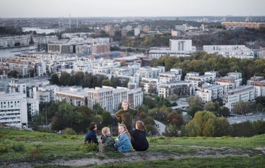 Lapsiryhmä mäellä.