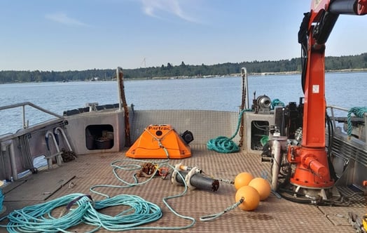 ADCP-mittalaite asennettuna oranssiin pohjarunkoon ja valmiina veteen laskettavaksi.