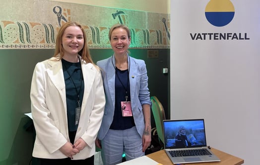 Vattenfallin edustajat Essi ja Heli nuorten ympäristöhuippukokouksessa.