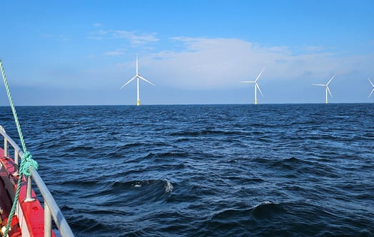 Meriympäristöön sijoitettu merituulipuisto, nähtynä veneestä. Meriympäristöön sijoitettu merituulipuisto, nähtynä veneestä.