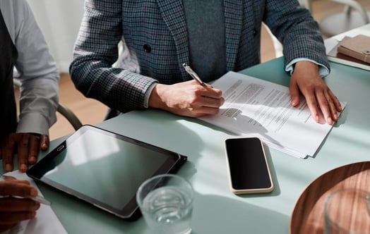 Sähkösopimuksen allekirjoitus.