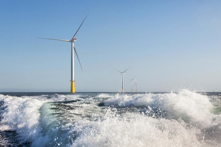 Tuulivoimalat merituulipuistossa/Vindkraftverk i en havsbaserad vindkraftspark.