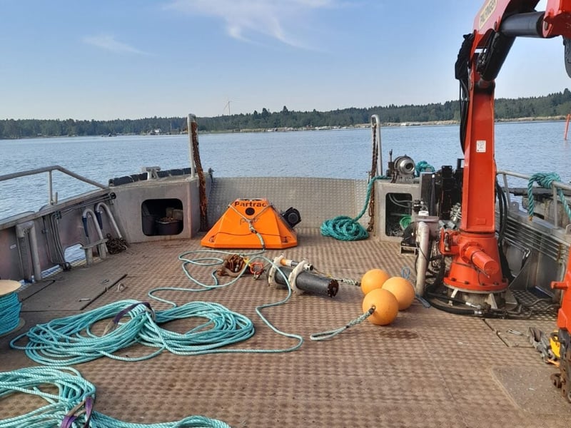 ADCP-mittalaite asennettuna oranssiin pohjarunkoon ja valmiina veteen laskettavaksi.