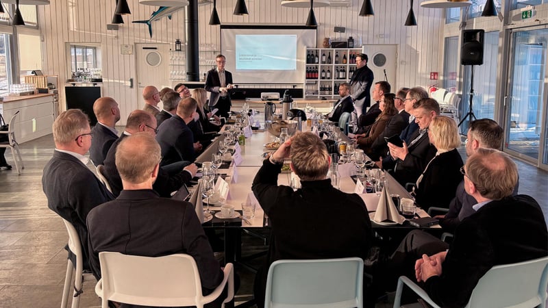 Offshore-tapahtuman osallistujat istuvat pöydän ääressä.