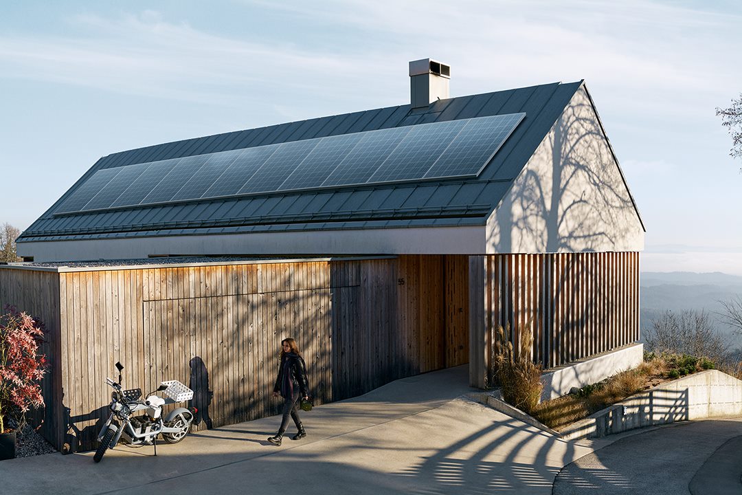 Talo, jonka katolla on aurinkopaneelit
