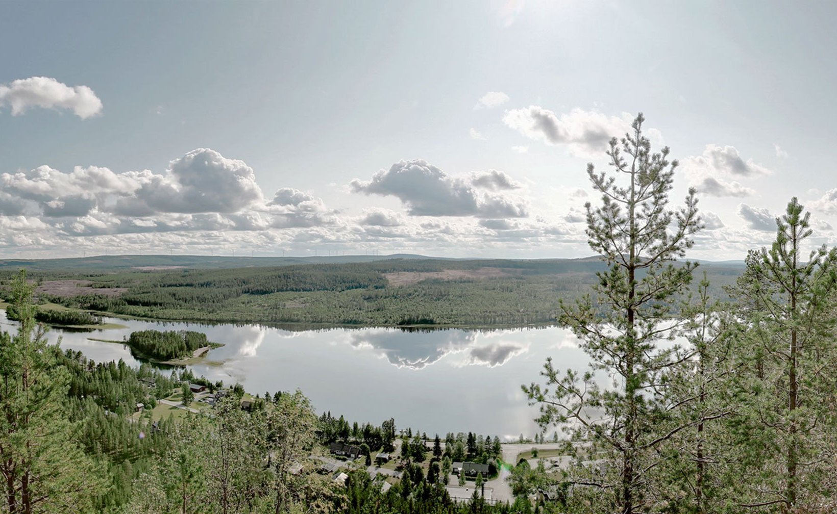 Forêt et lacs dans le nord de la Suède