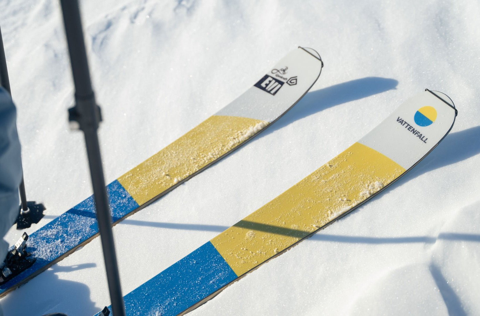 Gros plan sur les skis fabriqués à partir de pales de rotor déclassées