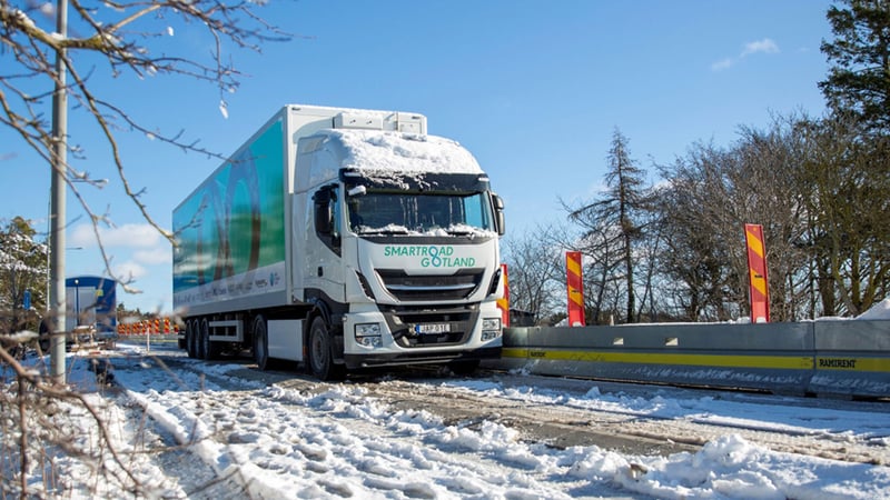 La solution Smartroad Gotland utilise de grosses bobines électriques dans la chaussée pour transférer l'énergie sans fil au véhicule.