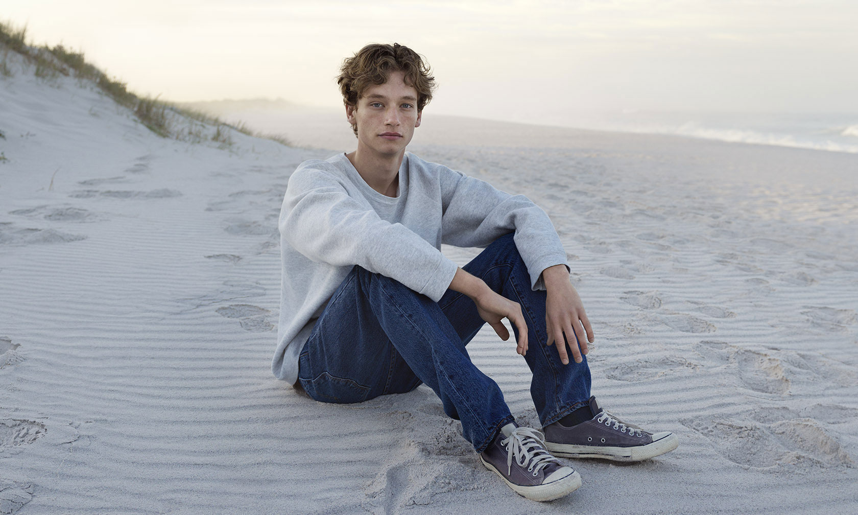 Un adolescent sur une plage