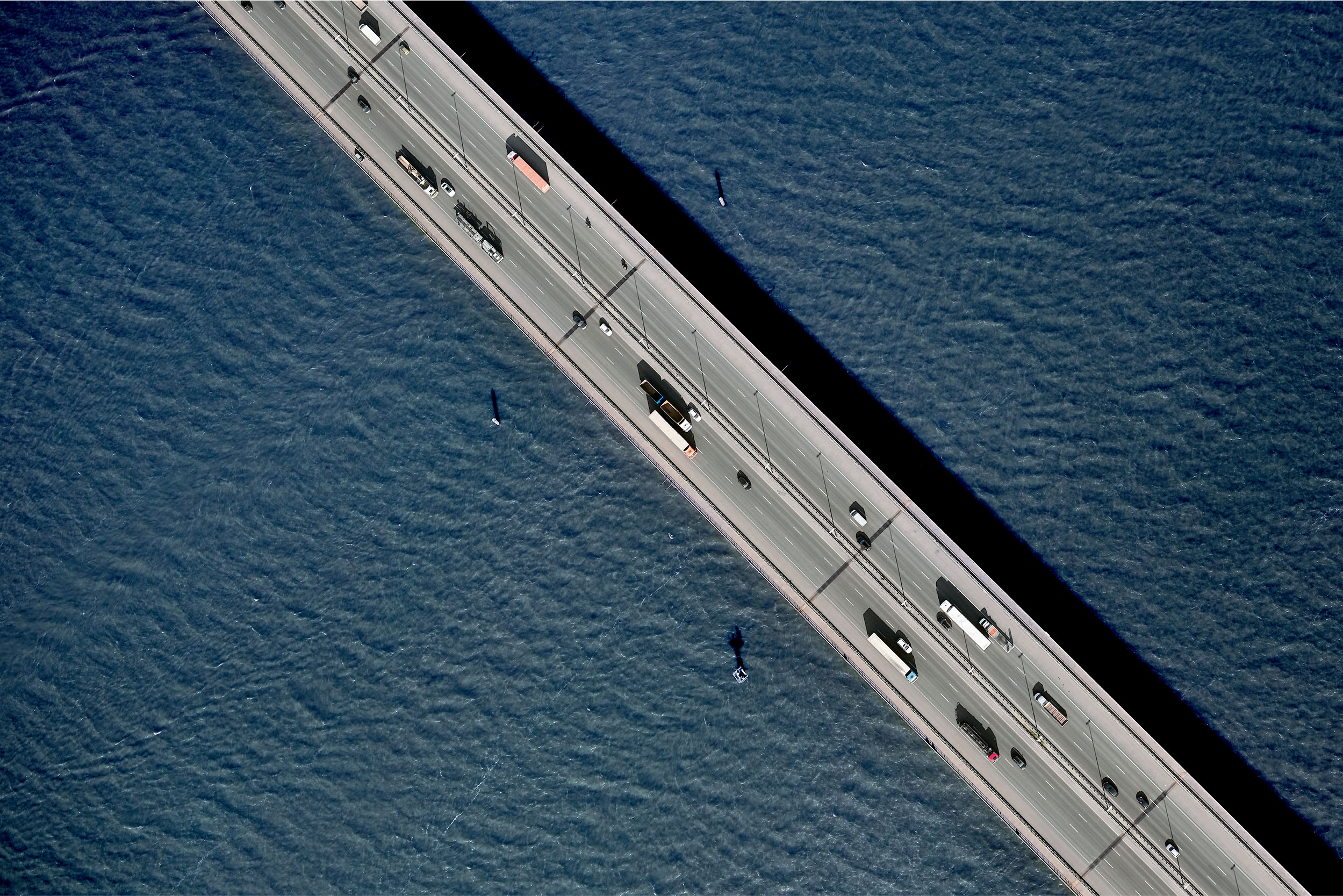 Vue aérienne de voitures sur un pont