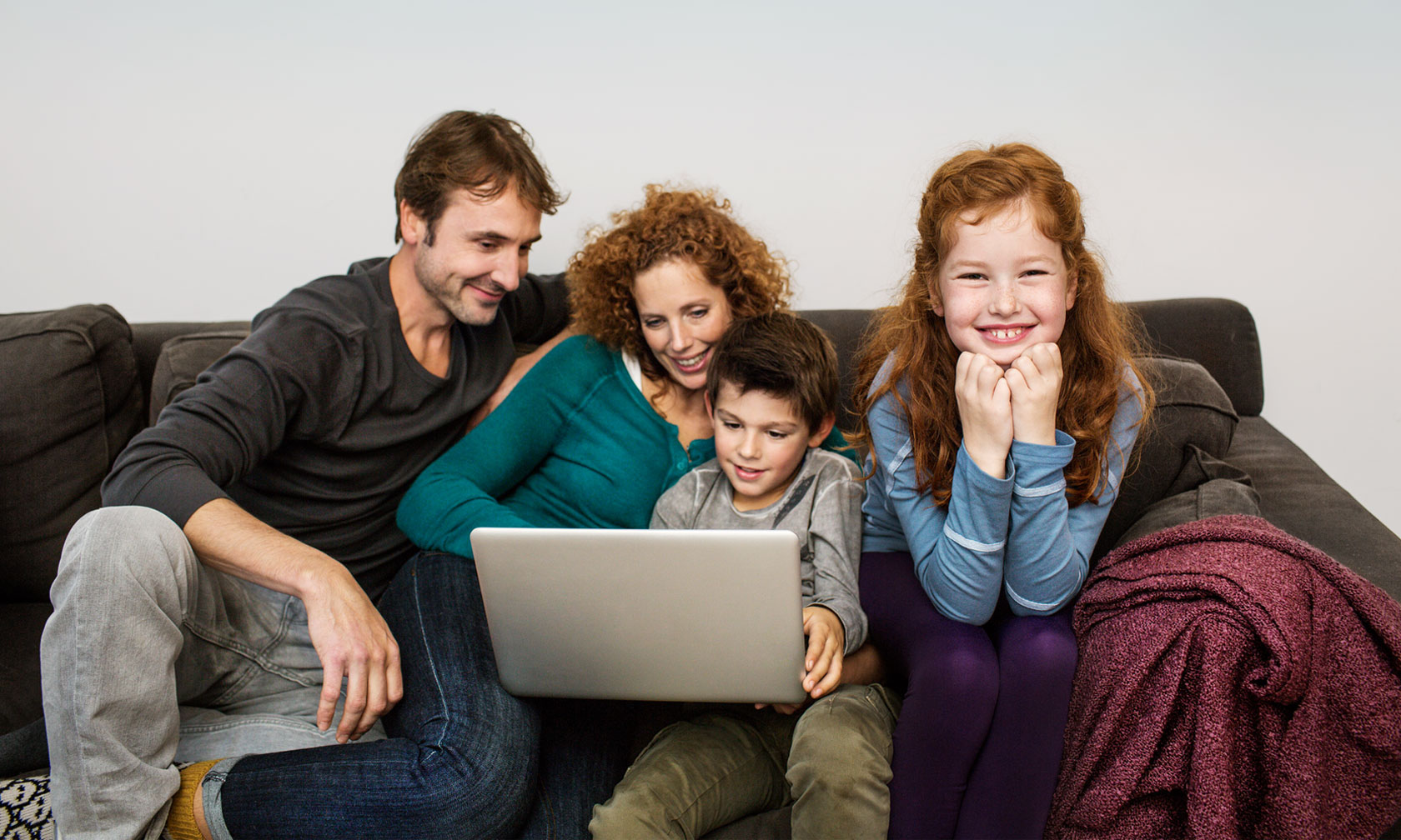 Une famille sur un canapé Une famille sur un canapé