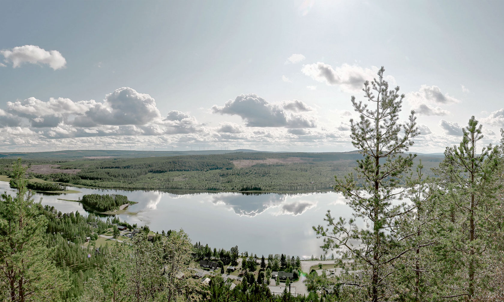 Forêt et lacs dans le nord de la Suède