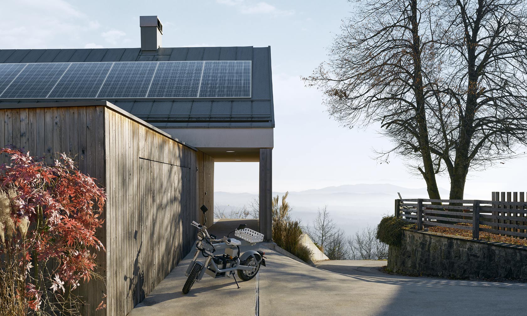 Une maison avec des panneaux solaires sur le toit