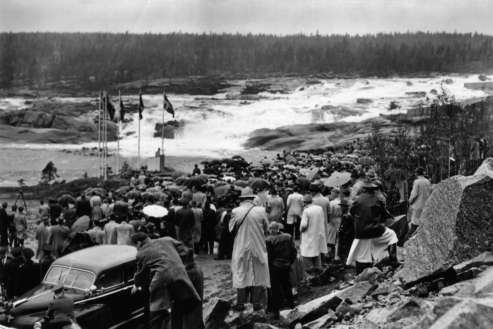 Personnes rassemblées pour l’ouverture de la centrale hydroélectrique de Harsprånget en Suède, 1952