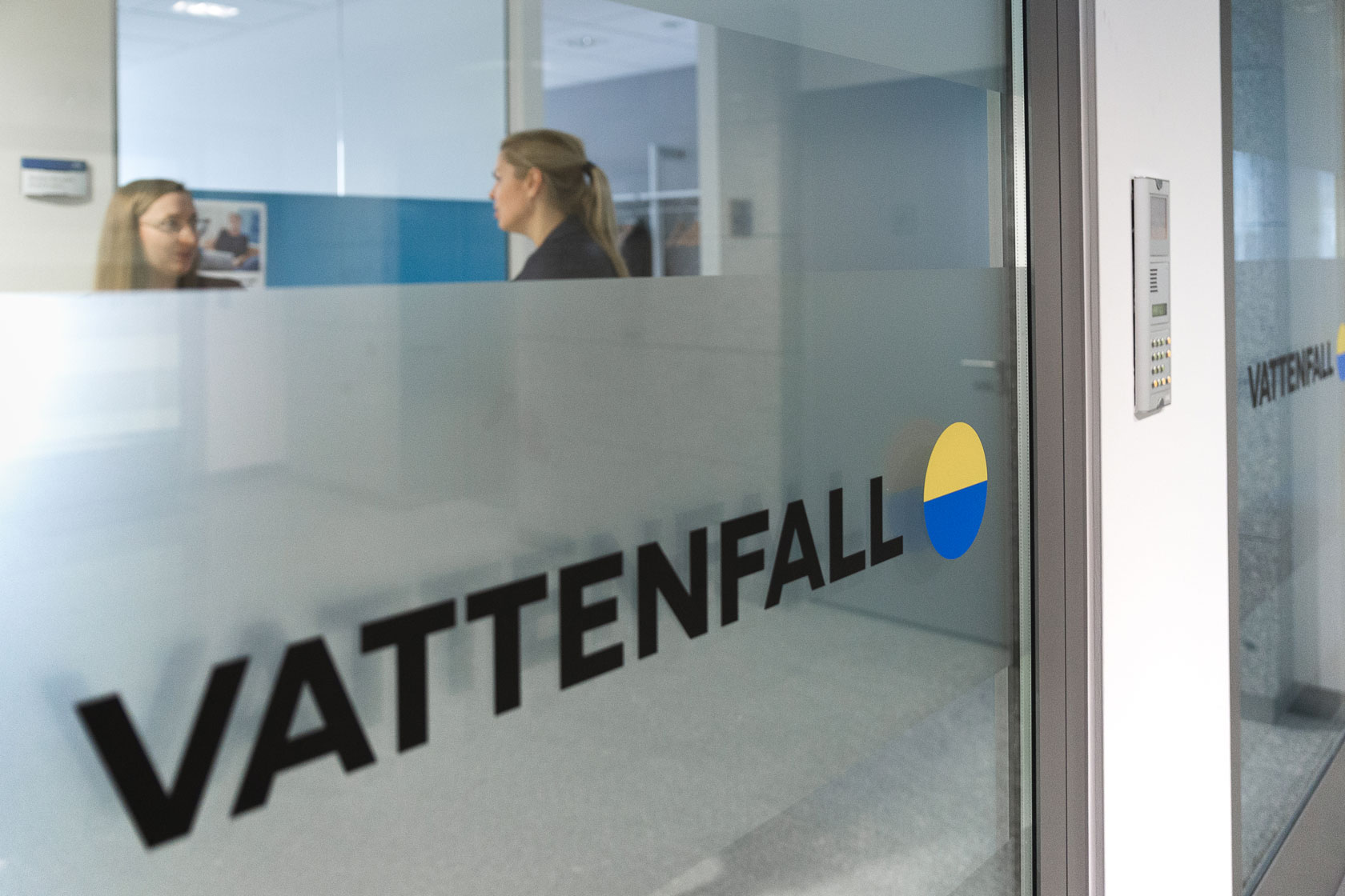 Two women talking in a Vattenfall office.