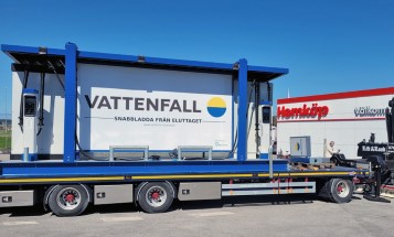 Mobil laddstation från Vattenfall lastas av intill Hemköp-butik i Söderköping